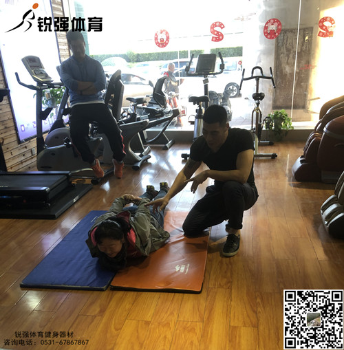 指导同事颈椎保养.jpg 指导同事颈椎保养.jpg